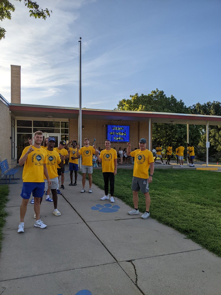 IT'S HIGH FIVE FRIDAY!!!! 🤘🤘🤘 Thank you Park Elementary for letting us get the day started right!!! #LopesUpWeWin #OurTownOurTeamOurLopers