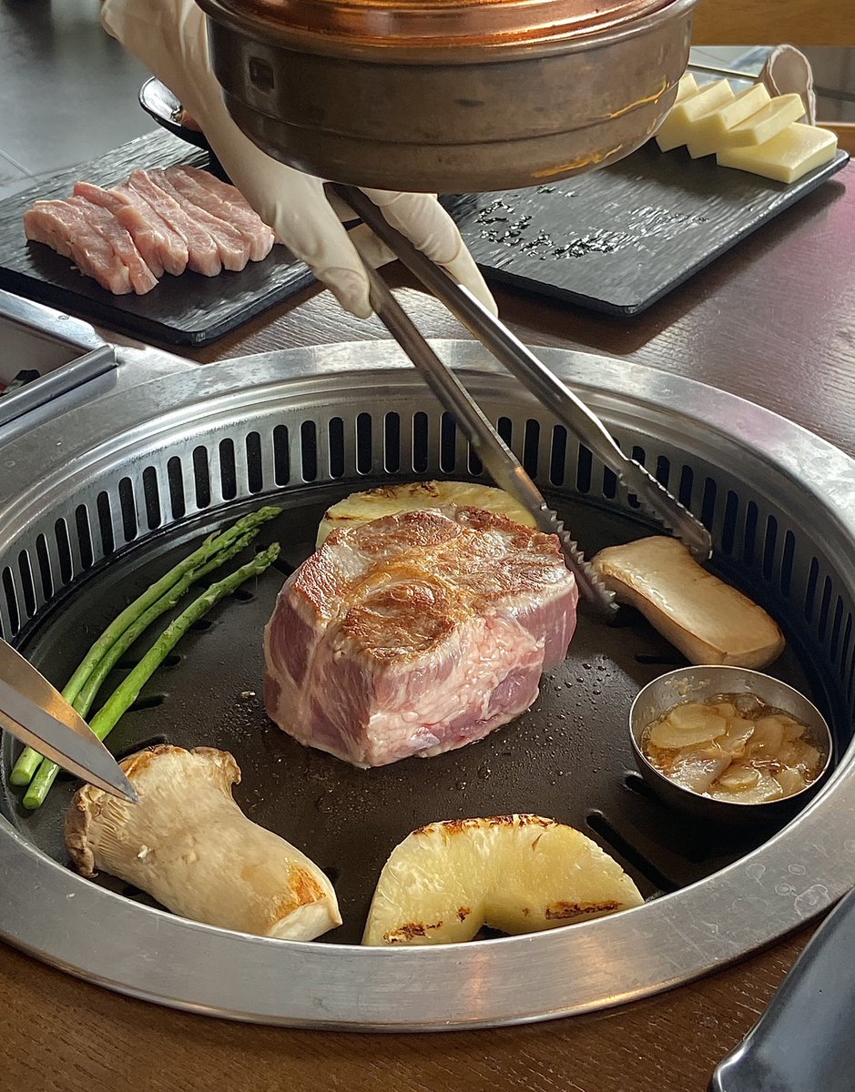mafooddiary's tweet photo. 🥩 ขอเถอะหมูย่าง REAL Korean BBQ คือต้อง SOOKDAL เท่านั้นจริงๆ😭✨ เนื้อเค้าถูกต้อง ไม่ต้องหมักเลยแต่อร่อยมาก จิ้มเกลือ+น้ำมันกระเทียม🧄 นิดหน่อยคืออร่อยแสงออกปาก😭 เครื่องเคียงผักสดสะอาด ใครไม่เคยลองต้องสักครั้ง คิวเยอะไม่มีเปลี่ยนแปลง💖🧂
#อร่อยบอกต่อ @aroii @ReviewAroii https://t.co/yarfXoMLA2