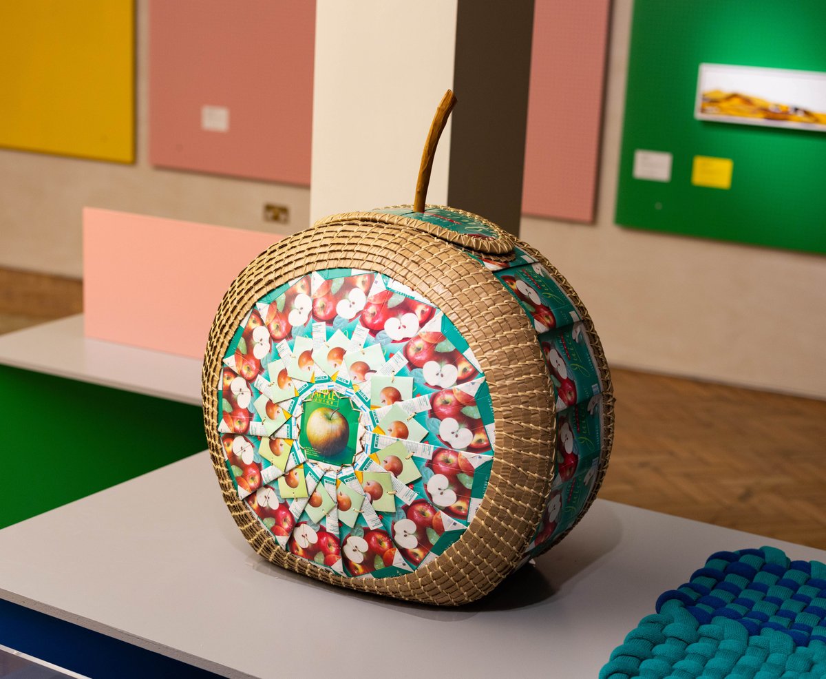 CraftsCouncilUK's tweet photo. ππ Apple Laundry Basket
by @LoisWalpole features as part of #CraftSchool at the Crafts Council Gallery.
Made of coiled willow and string with apple juice cartons, the basket shows the hidden potential in the found objects that we consume daily.β¨
https://t.co/lDQqS9k8dT https://t.co/K3IYlW8wVm