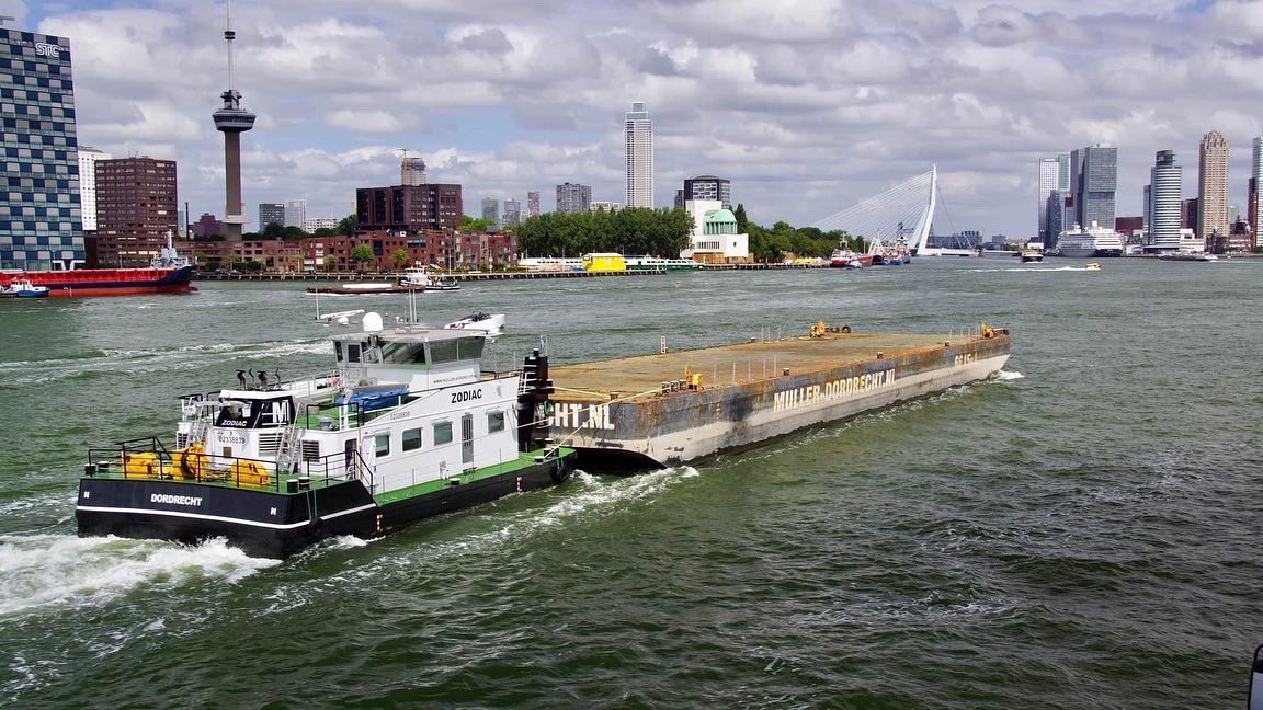 MullerDordrecht's tweet photo. Friday Pictures 📸 | ZODIAC
Our Veth Z-Drive pushboat ZODIAC pushing the Muller heavylift barge 6615-1 through the beautiful city of Rotterdam!
#pushboat #rotterdam https://t.co/B3QRadq0lH
