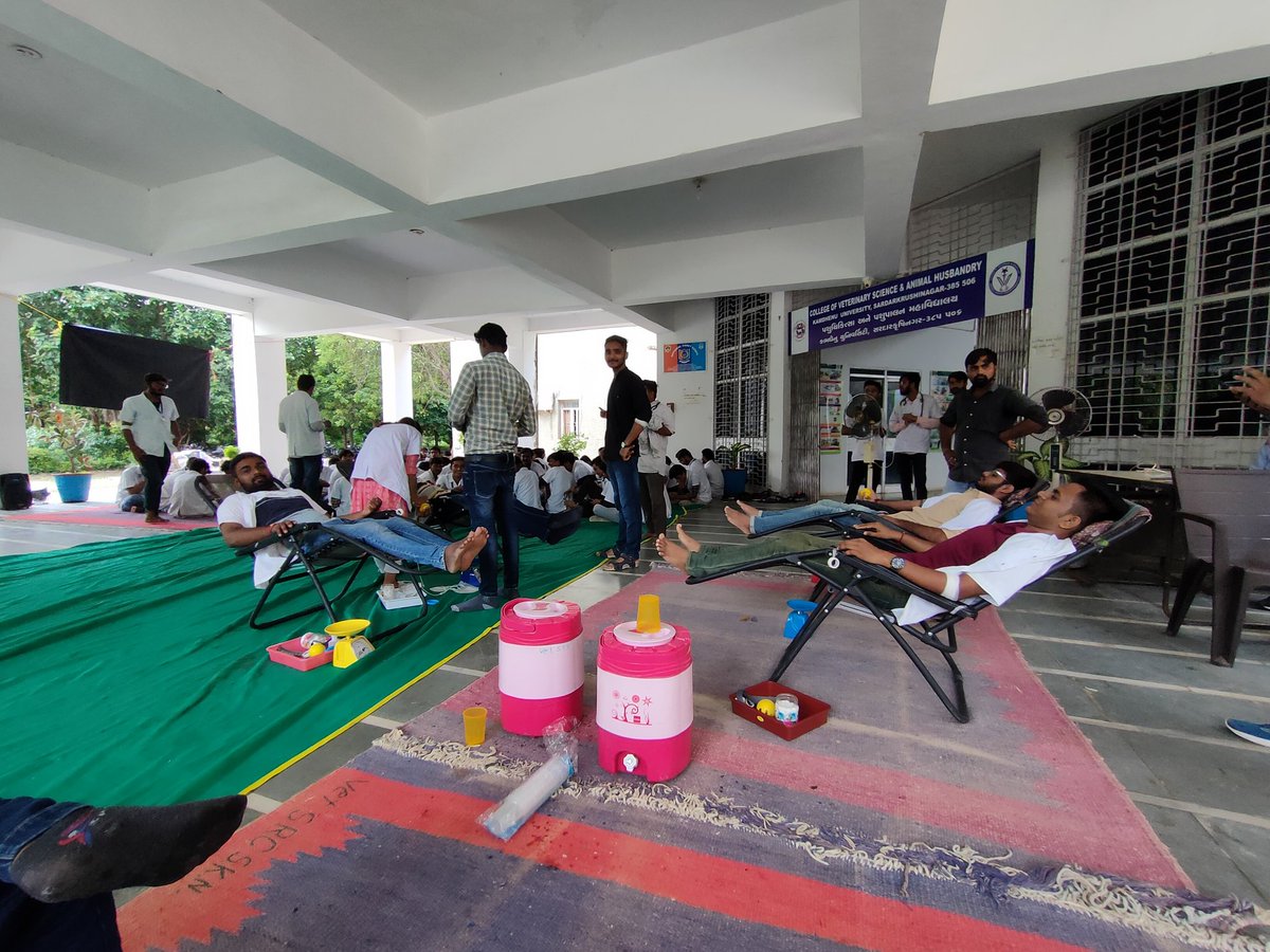 દાંતીવાડા વેટરનરી કોલેજમાં  ૧૧મા 
દિવસે બ્લડ ડોનેશન કેમ્પનુ આયોજન કરવામાં આવ્યું હતું.જેમા 24 જેટલા વિદ્યાર્થીઓએ બ્લડ ડોનેશન કયુું હતું. હડતાલ ના ભાગરૂપે વિદ્યાર્થીઓ બ્લડ ડોનેટ કરી સરકારની આંખ ઉઘડે અને વિદ્યાર્થીઓની 
માાંગ પૂરી કરે એ હેતુર્થી આ કાર્યક્રમ યોજ્યો હતો<a href="/CMOGuj/">CMO Gujarat</a>