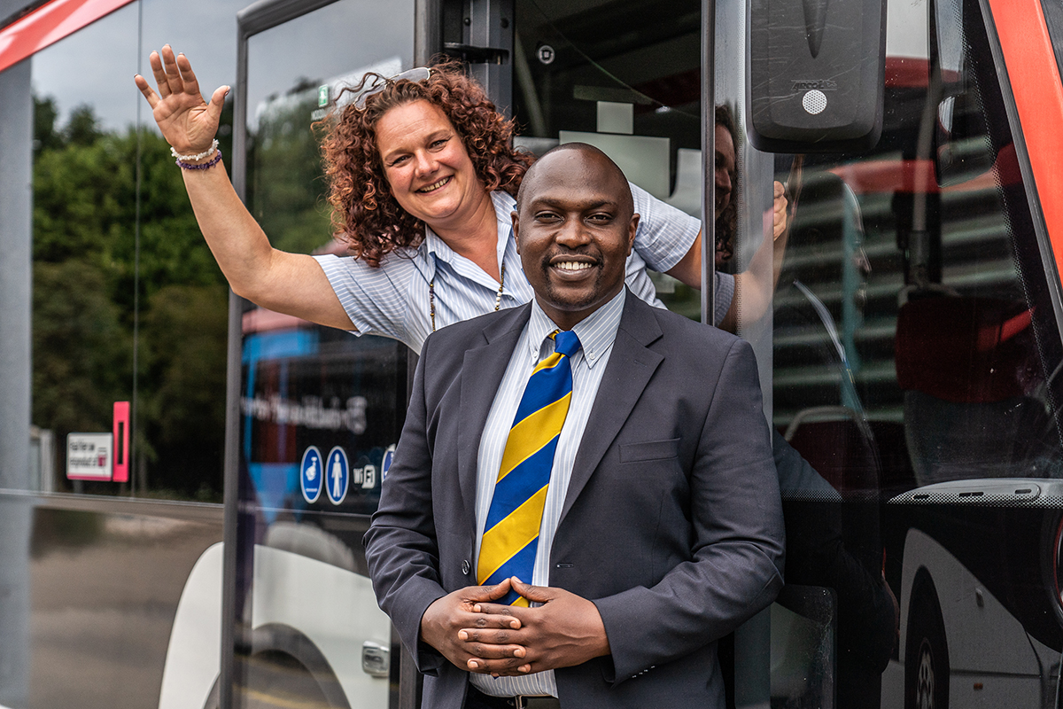 "Bij een halte riep een kindje: ‘oh dat is die leuke chauffeur!’ 😃 Dat soort dingen maakt je dag helemaal goed!”

Ronnie en Chantal zijn onze nieuwste #ToppersvanTransdev! 

Het verhaal van deze <a href="/HermesOV/">Hermes</a> chauffeurs lees je hier: wijzijntransdev.nl/nl/over-ons/to…

#WijZijnTransdev
