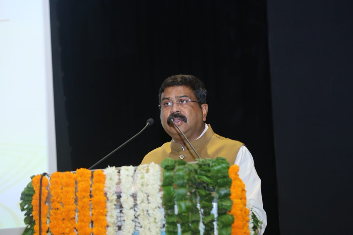 YASMinistry's tweet photo. Glances from #YuvaSamvad 

Hon'ble Minister of Youth Affairs &amp; Sports Sh. @ianuragthakur Ji, Hon'ble Minister of Education Sh. @dpradhanbjp Ji, Hon'ble MoS @NisithPramanik Ji &amp; other eminent guests graced the forum today. https://t.co/gBi6r5r4XX