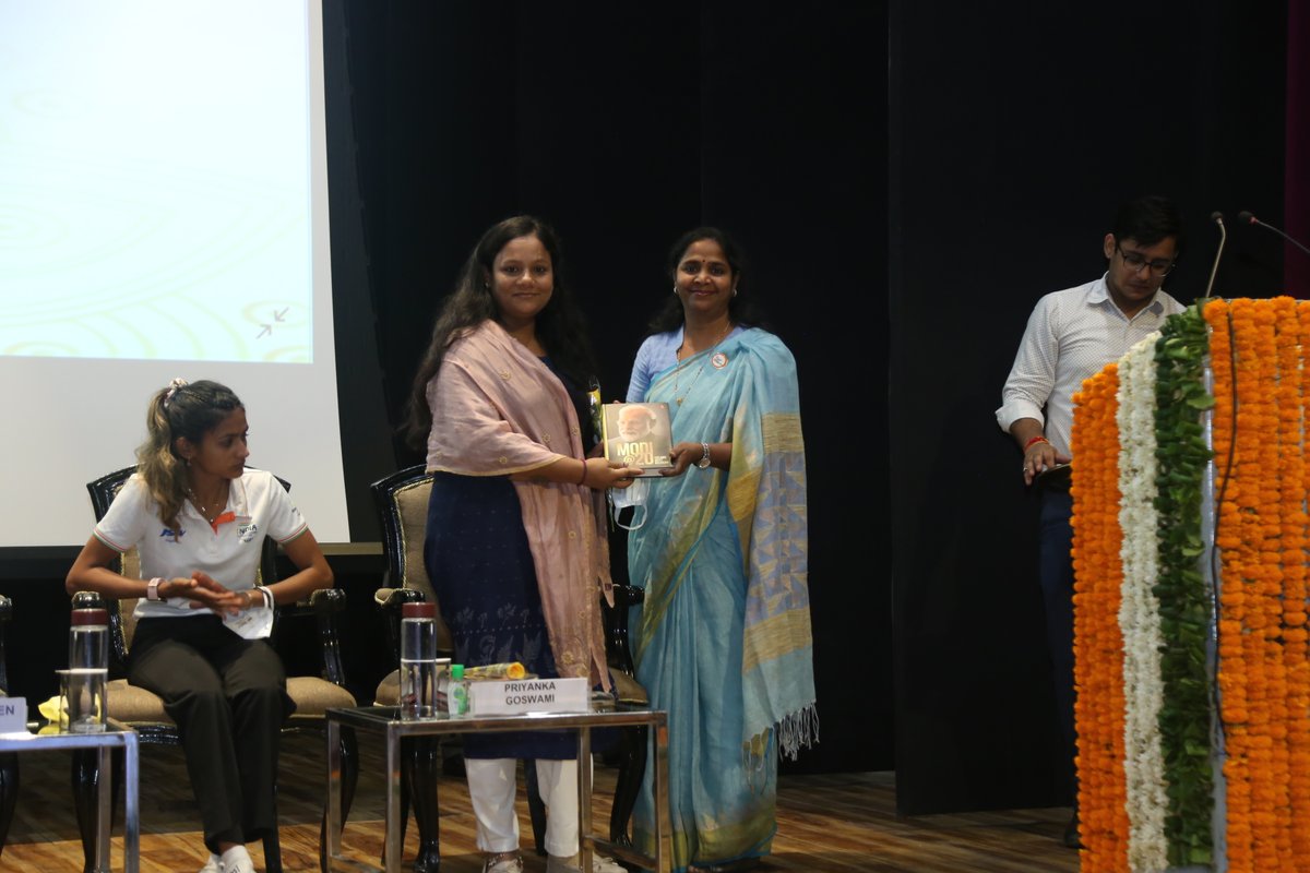 YASMinistry's tweet photo. India's notable sportspersons &amp; youth icons were also present. They interacted with the youth &amp; motivated them to achieve greater heights. https://t.co/te9VpG9Y61