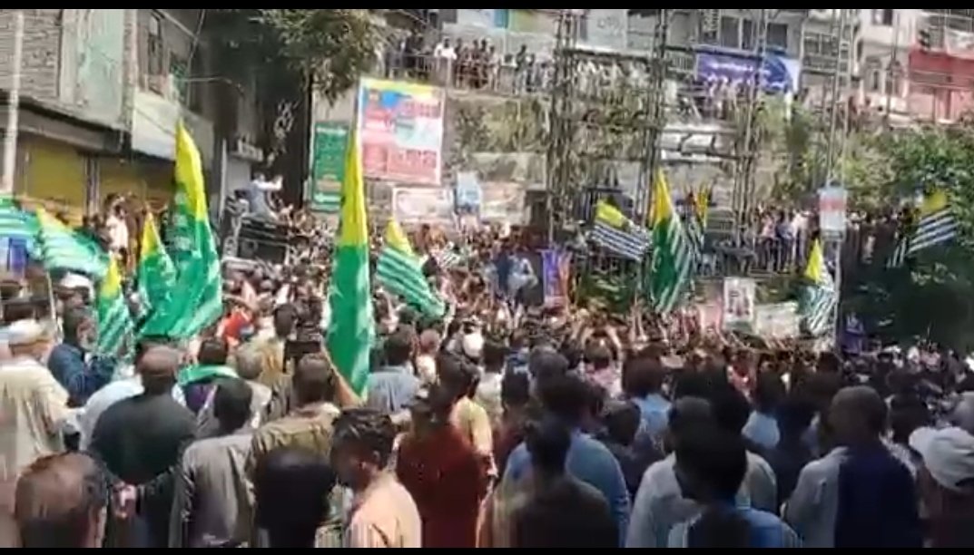 بچہ بچہ کٹ مرے گا 
کشمیر صوبہ نہیں بنے گا۔۔۔۔
#پندرہویں_ترمیم_نامنظور