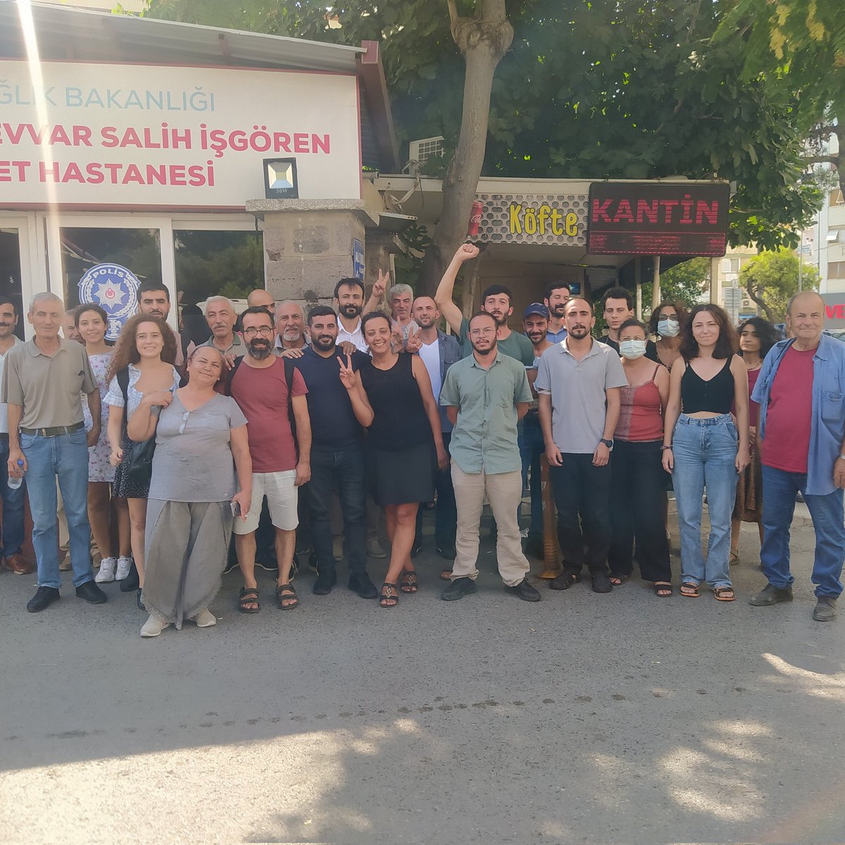 Partizan_izmir1's tweet photo. Dün  MLKP gerillası Ulaş Alankuş anması gerekçesiyle ESP İzmir İl binasında gözaltına alınan yoldaşlarımız serbest bırakıldı.
Ulaş Alankuş ölümsüzdür! https://t.co/fggOlxTCP9