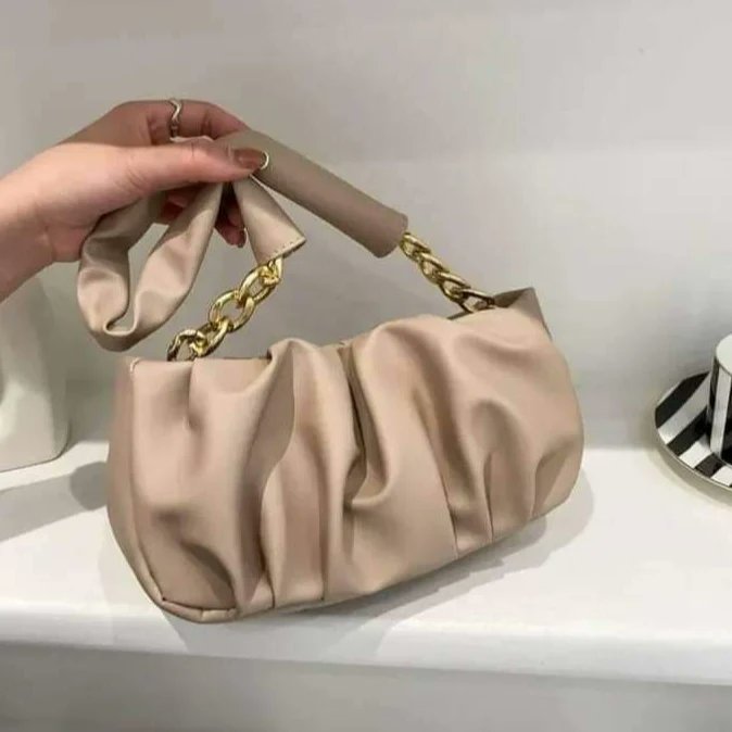 Fleek_Haus's tweet image. These cute little bags perfect for your night out at K200 
#slayforless