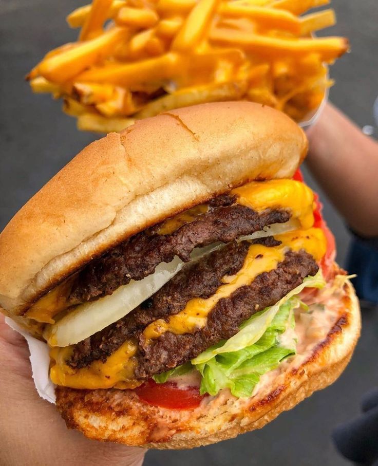 This #burger is soooooo gooood😋😋😋
#Friends #party