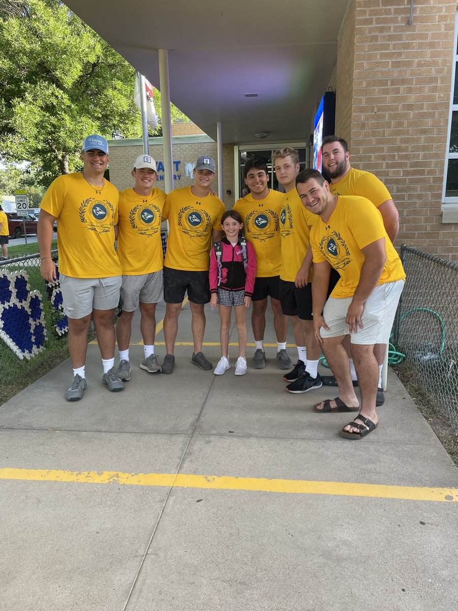 diehardskersfan's tweet photo. Thanks @UNK_Football for putting a smile on our girls faces this morning!  #lopers #unk #bryant #buffalohills https://t.co/9uBCea8Fqj
