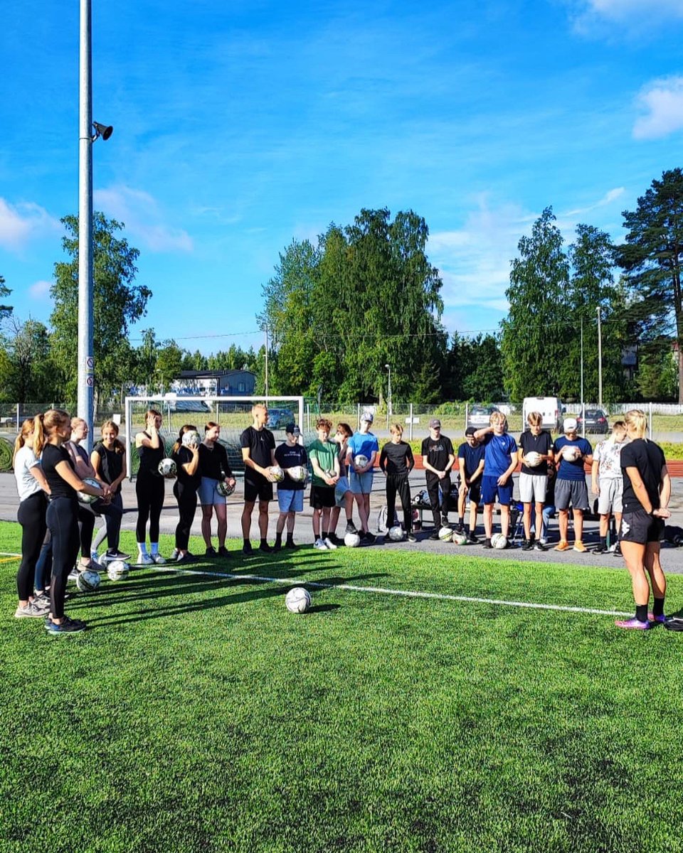 Helmareiden maalivahti ja ammattijalkapalloilija Paula Myllyoja oli torstaina Sääksjärven koululla kertomassa urheilijan polusta. 
Kiitos kuvista ja järjestelyistä liikuntaluokan luokanvalvoja Jarno Vainionpää👍🏻👍🏻 #yhdessä #kyllä <a href="/Lempaalankunta/">Lempäälä</a> <a href="/HelmaritFI/">Helmarit</a> #kyllätoimii