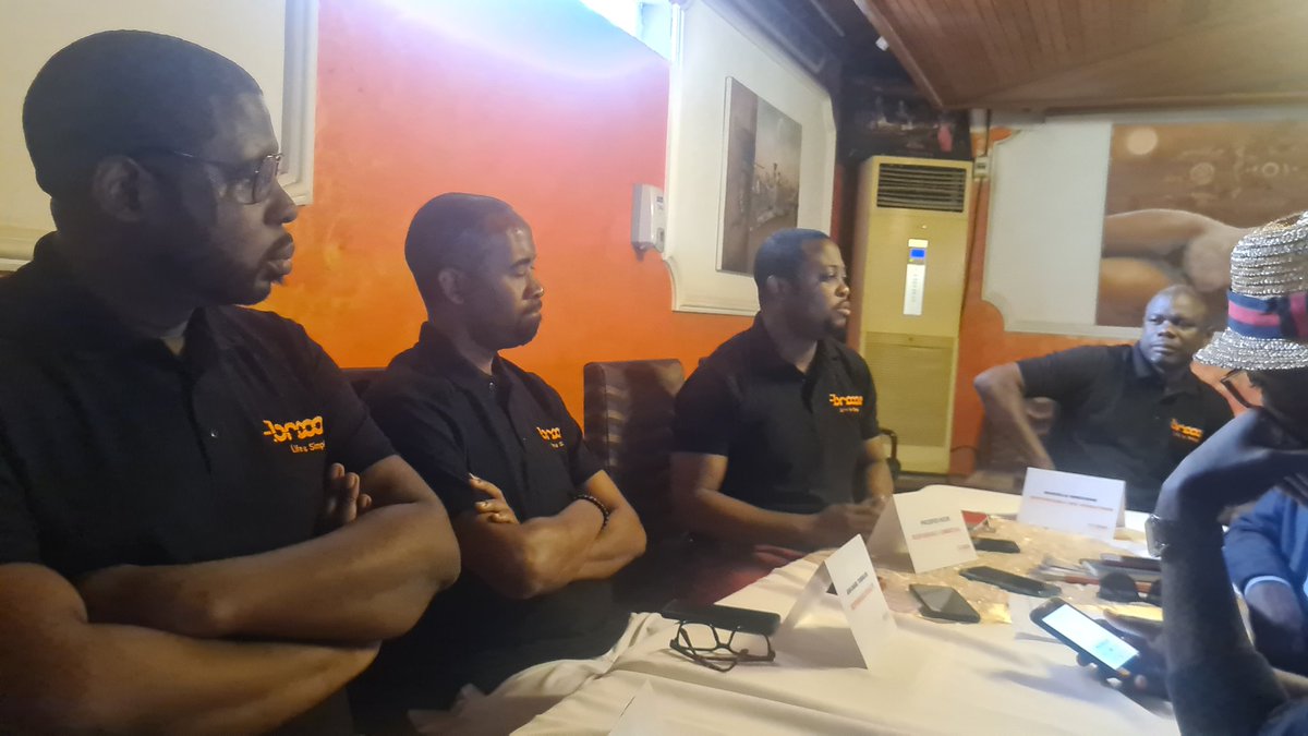 AnniePayep's tweet photo. Je découvre #Brooom. Un service qui se donne pour ambition de faciliter la vie aux usagers. Pour cette rentrée par exemple Brooom se propose de faire les courses des manuels scolaires pour un coût de 2000 fcfa par commande sans distinction du nombre d'enfants. #Dla/#Yde. Nice 👌🏿 https://t.co/yUozJDW0Fc