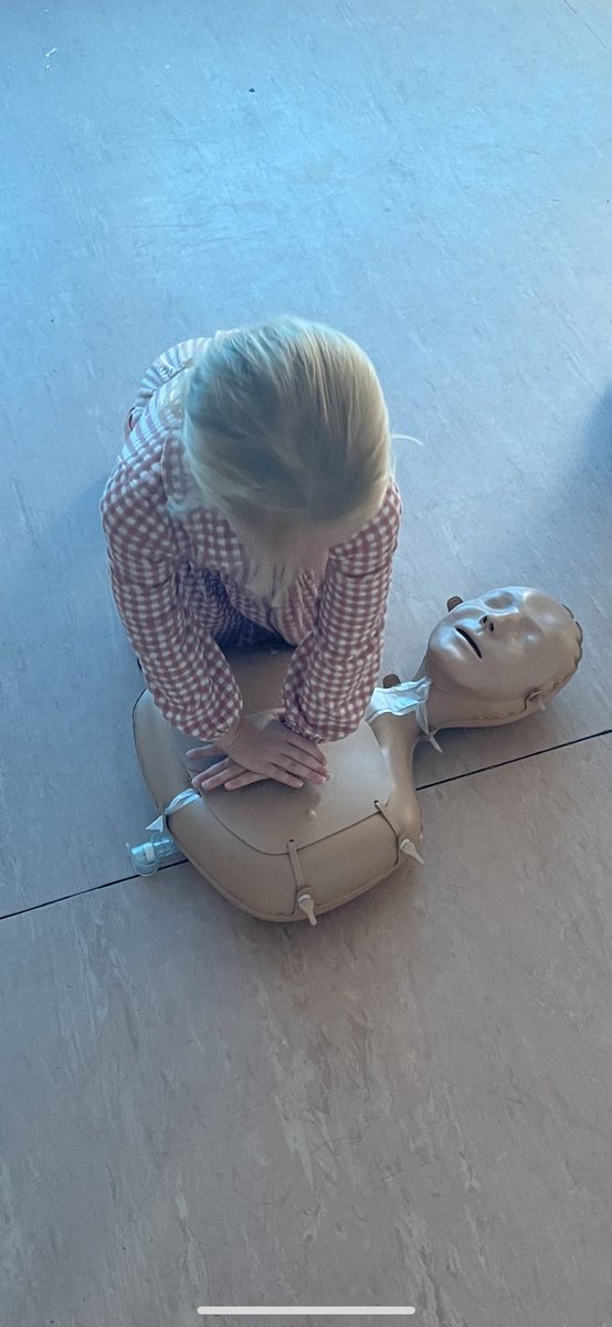 MedicED_'s tweet photo. Beighton was our next stop for childrens First Aid training today 😀 We had a fabulous time practising bandages 🤕 and CPR and learned all about what a defibrillator is for! ⚡️ https://t.co/dosSLWgSSN