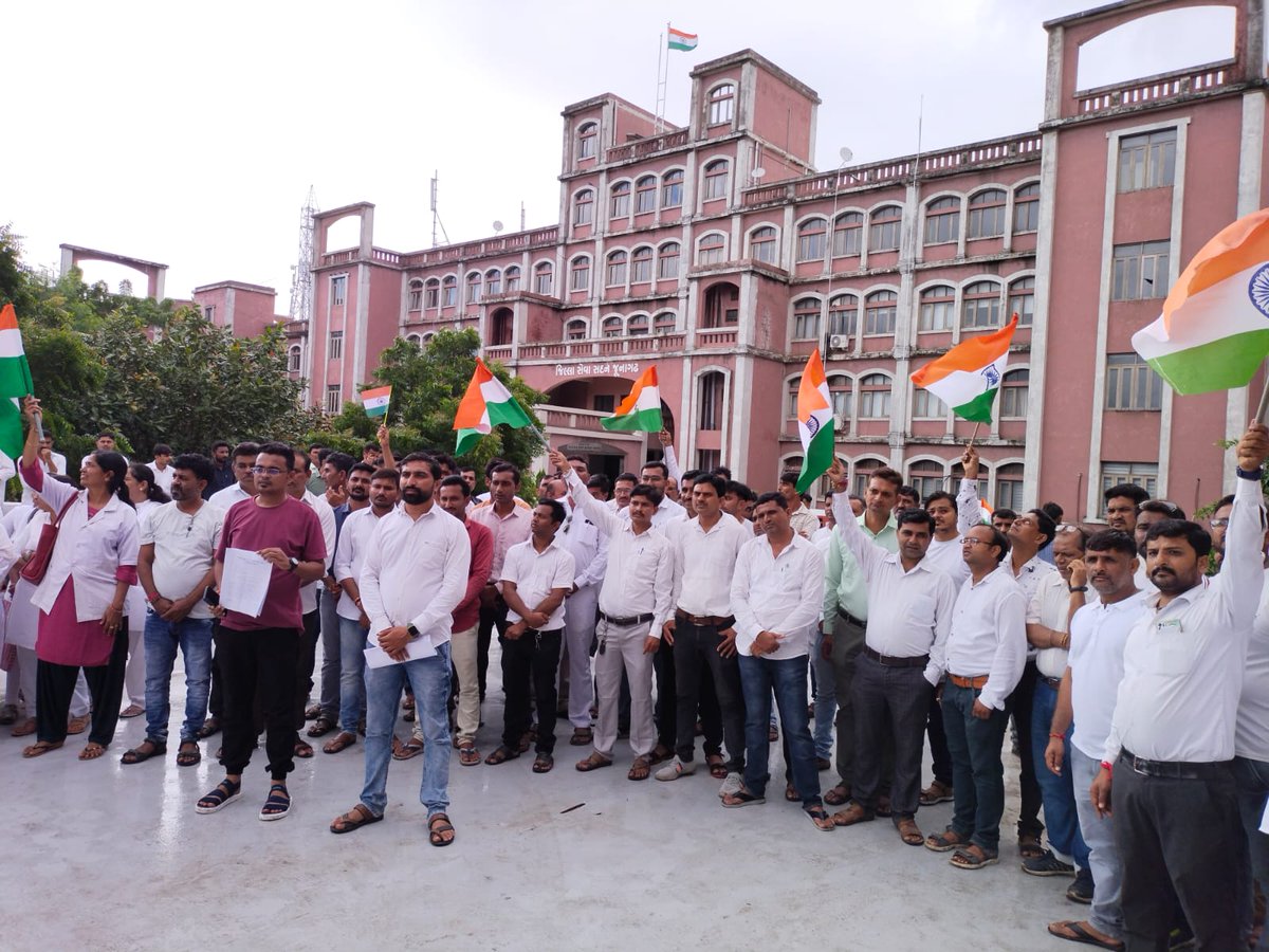 <a href="/CMOGuj/">CMO Gujarat</a> <a href="/Bhupendrapbjp/">Bhupendra Patel</a> <a href="/brijeshmeja1/">Brijesh Merja</a> <a href="/PMOIndia/">PMO India</a> <a href="/abpasmitatv/">ABP Asmita</a> 
#2800gradepay_mphw_fhw_health_gujarat 
આરોગ્ય ના કર્મચારી છેલ્લા ચાર વર્ષથી ગ્રેડ પે વધારા માટે ના છુટકે ચોથીવાર હડતાલ પર ઉતર્યા....