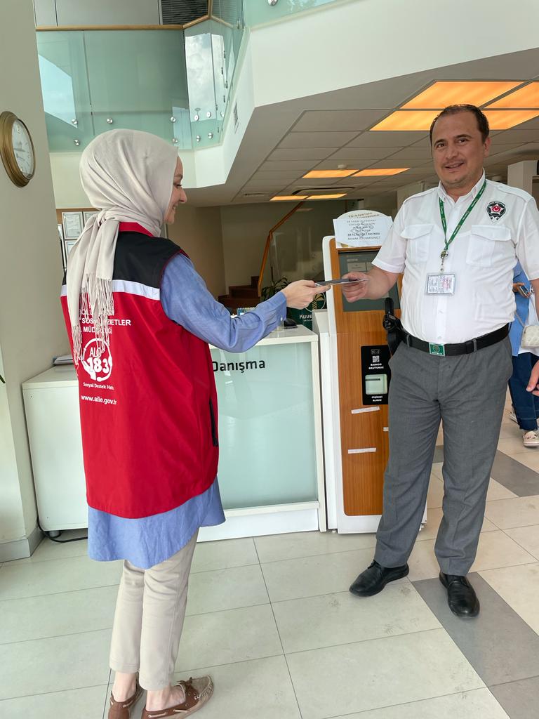 boluash's tweet photo. Kadına El Kalkamaz ❗❗
İlkesiyle çalışmalarımıza devam ediyoruz.
Kadına Yönelik Şiddetle Mücadele de 5 Milyon Erkeğe Farkındalık faaliyetleri kapsamında Ilimizde bulunan 18 banka şubesinin çalışanlarına broşür dağıtımı ve bilgilendirme yapılmıştır. @tcailesosyal @deryayanikashb https://t.co/q3ZfV2oamp