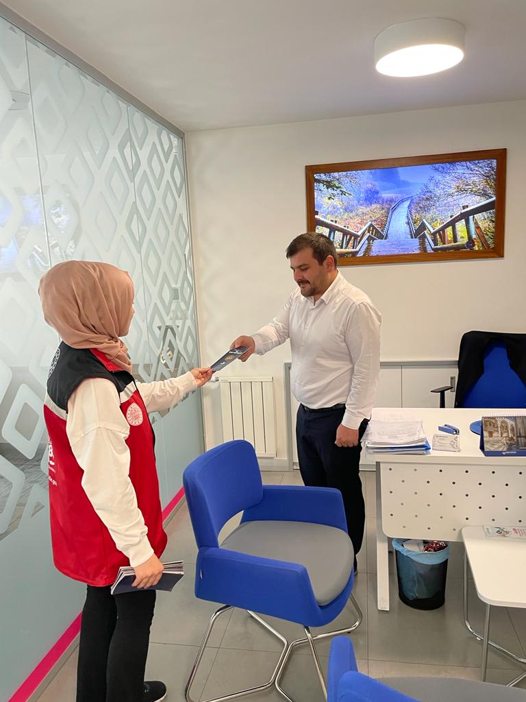 boluash's tweet photo. Kadına El Kalkamaz ❗❗
İlkesiyle çalışmalarımıza devam ediyoruz.
Kadına Yönelik Şiddetle Mücadele de 5 Milyon Erkeğe Farkındalık faaliyetleri kapsamında Ilimizde bulunan 18 banka şubesinin çalışanlarına broşür dağıtımı ve bilgilendirme yapılmıştır. @tcailesosyal @deryayanikashb https://t.co/q3ZfV2oamp