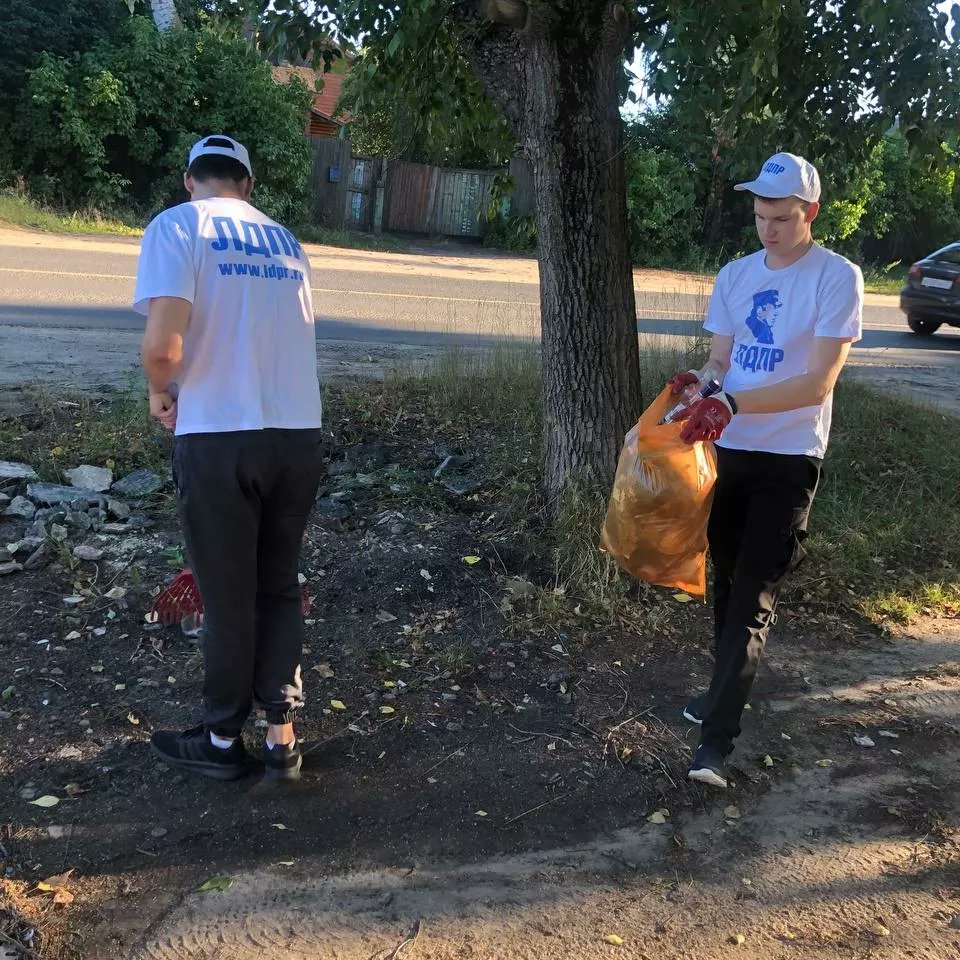 ldpr37's tweet photo. Активисты ЛДПР привели в порядок две ивановских улицы:

https://t.co/7HefuWnxsr

#регионы #ивановскаяобласть #ivanovo_ldpr_37 #субботник https://t.co/T6NEUBI3IV
