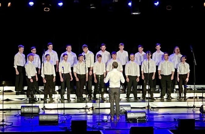 We are on the way home after an amazing week in Lorient, representing Wales in the @FESTIVALLORIENT. Here are a few pictures of our final evening. Singing at Le Palais, and our final show in the Stadium. Huge thank you to the organisers and everyone who came to watch us.