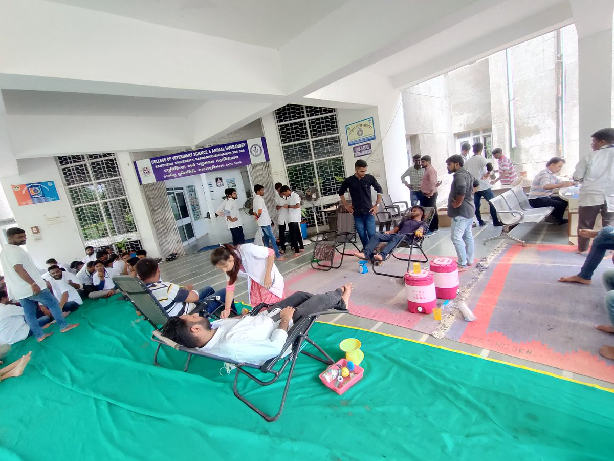 દાંતીવાડા વેટરનરી કોલેજમાં  ૧૧મા 
દિવસે બ્લડ ડોનેશન કેમ્પનુ આયોજન કરવામાં આવ્યું હતું.જેમા 24 જેટલા વિદ્યાર્થીઓએ બ્લડ ડોનેશન કયુું હતું. હડતાલ ના ભાગરૂપે વિદ્યાર્થીઓ બ્લડ ડોનેટ કરી સરકારની આંખ ઉઘડે અને વિદ્યાર્થીઓની 
માાંગ પૂરી કરે એ હેતુર્થી આ કાર્યક્રમ યોજ્યો હતો<a href="/CMOGuj/">CMO Gujarat</a>