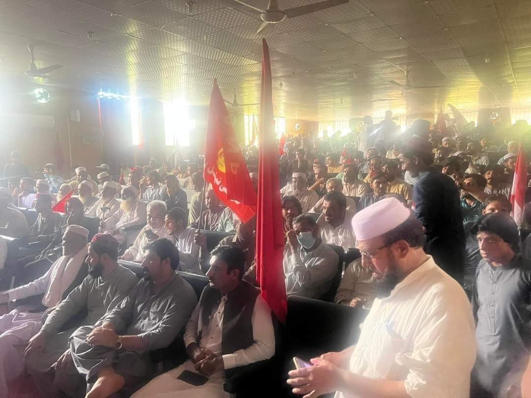 W_Selai1's tweet photo. د بابړې د شهیدانو په یاد کې او د ملی اتل شهید عثمان خان کاکړ د تلين په مناسبت راجوړه شوې غونډه کې د ګډون لپاره مشر @ManzoorPashteen سره د خپلو همسنګرانو باچاخان بابا لائبريري کوهاټ ته رسیدلی
#مونږ_په_خپله_خاوره_امن_غواړو 
#PTMProtests 
#WaziristanSitIn4Peace 
#StopStateTerrorism https://t.co/4EqsCRAXm9