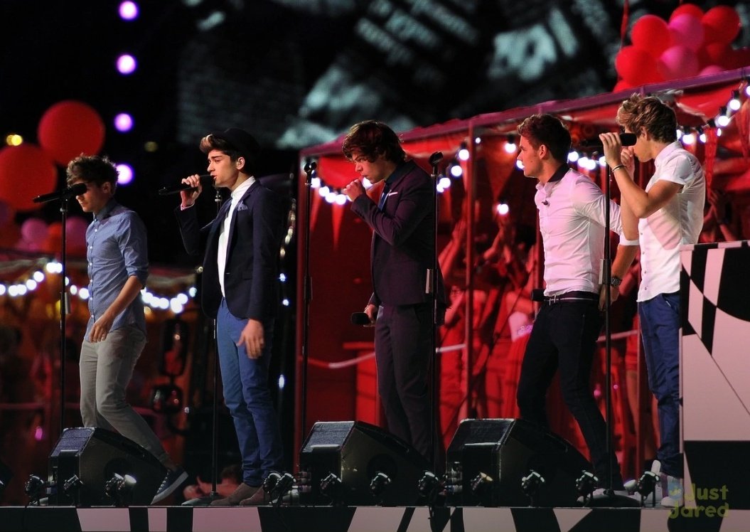 ⏪ | Hoy, hace 10 años (12 de Agosto del 2012), <a href="/onedirection/">One Direction</a> actuaba en la ceremonia de clausura de los Juegos Olímpicos de 2012, celebrados en Londres 🎤

Los chicos cantaron "What Makes You Beautiful" ante una audiencia global de más de 750 MILLONES de personas 🙌🏻