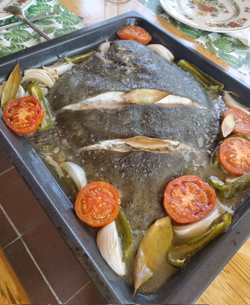 IvanSonotone's tweet image. Rèvola, rèmol empetxinat, rom, rom clavellat o turbot? 
Scophthalmus maximus o Psetta maxima