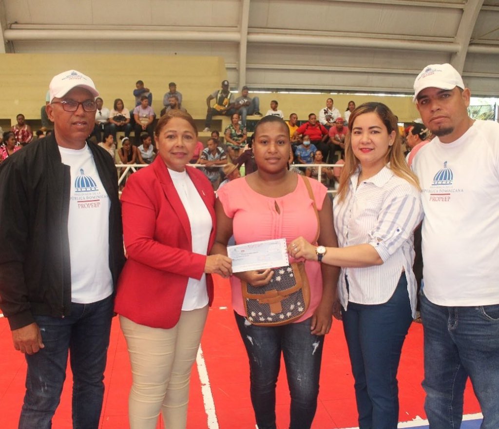 EstefanyHR's tweet photo. Concluye con éxito primera etapa de entrega del «Bono Apoyo Familiar» en Dajabón, en la que fueron seleccionados 1,223 ciudadanos que no reciben subsidios del gobierno como una manera de apoyar a las familias. 

Estas iniciativas instruidas por el presidente @luisabinader https://t.co/fPCx47Q3bj