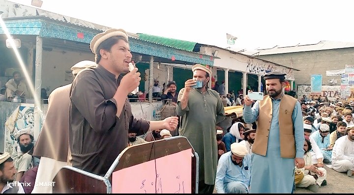 AlamZaibPK's tweet photo. The Utmanzai peace sit-in has been going on for the past 25 days demanding restoration of peace &amp; against target killings. All entry points of NWTD are closed and the whole district is on strike. We participated in the ongoing sit-in in Razmak.
#PTMProtests
#UtmanzaiPeaceSitIn https://t.co/kKGgQxnDVi