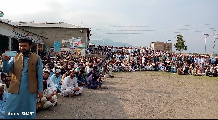 AlamZaibPK's tweet photo. The Utmanzai peace sit-in has been going on for the past 25 days demanding restoration of peace &amp; against target killings. All entry points of NWTD are closed and the whole district is on strike. We participated in the ongoing sit-in in Razmak.
#PTMProtests
#UtmanzaiPeaceSitIn https://t.co/kKGgQxnDVi
