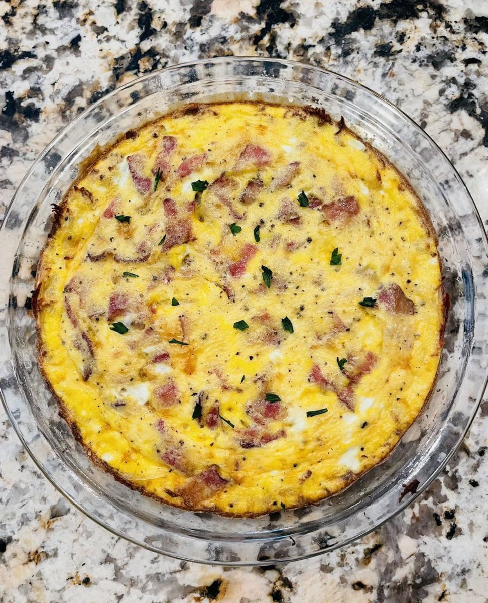 EASY BREAKFAST MEAL PREP Potato crusted quiche Recipe below👇🏼 Thread
