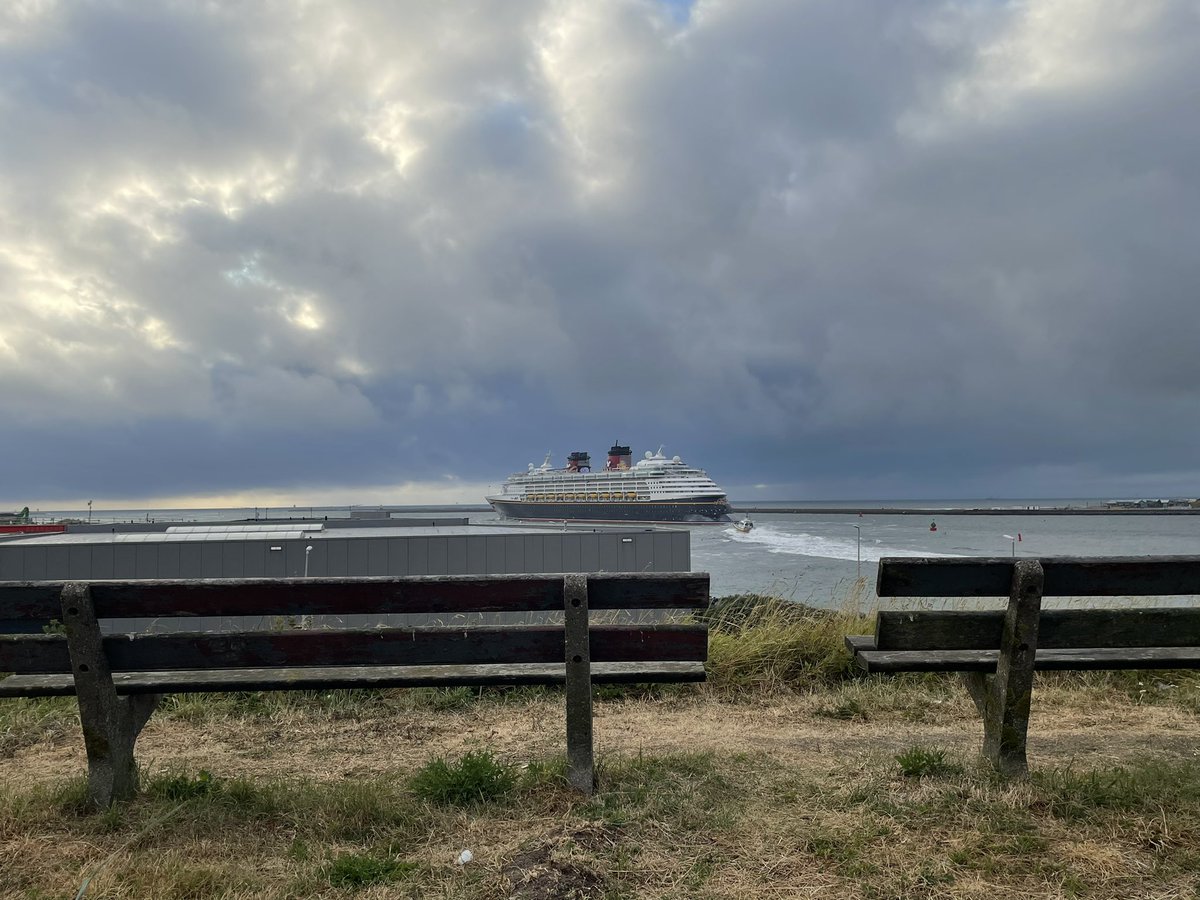 MilcoKwant's tweet photo. Vanmiddag gekeken naar de #magicDisney van @DisneyCruise En voer zojuist de IJmond haven uit. Met het bekende melodietje van de Disney intro.Te leuk! Dochter sprint haar bed uit en zegt: Hoorde jullie dat. Maar snel in de auto gestapt om er weer heen te rijden en uit te zwaaien😅 https://t.co/7aBwgcIWnb