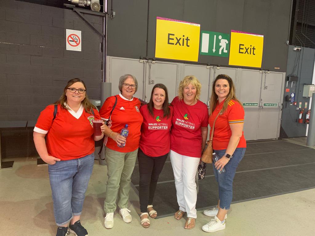 Bumped into the <a href="/LlanNetball/">Llantrisant Netball 🏐</a> legends today #allsupporting🏴󠁧󠁢󠁷󠁬󠁳󠁿💜🖤💚💛