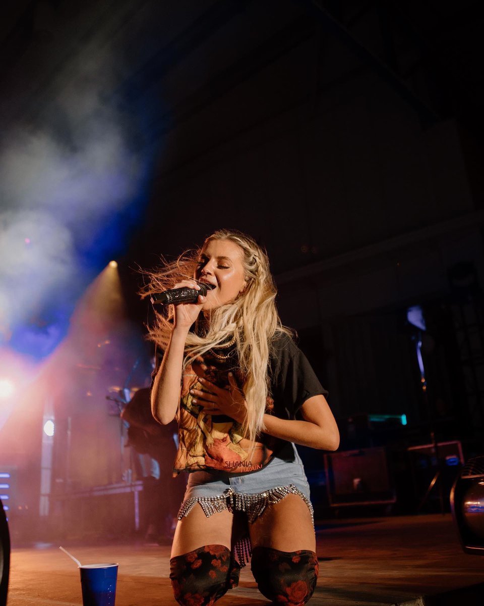 KelseaBallerini's tweet photo. last night in minnesota was soul food. up next montreal, musikfest, then TOUR!!! 🙌🏼

📸 @collettebadora https://t.co/v4vPteCZTD