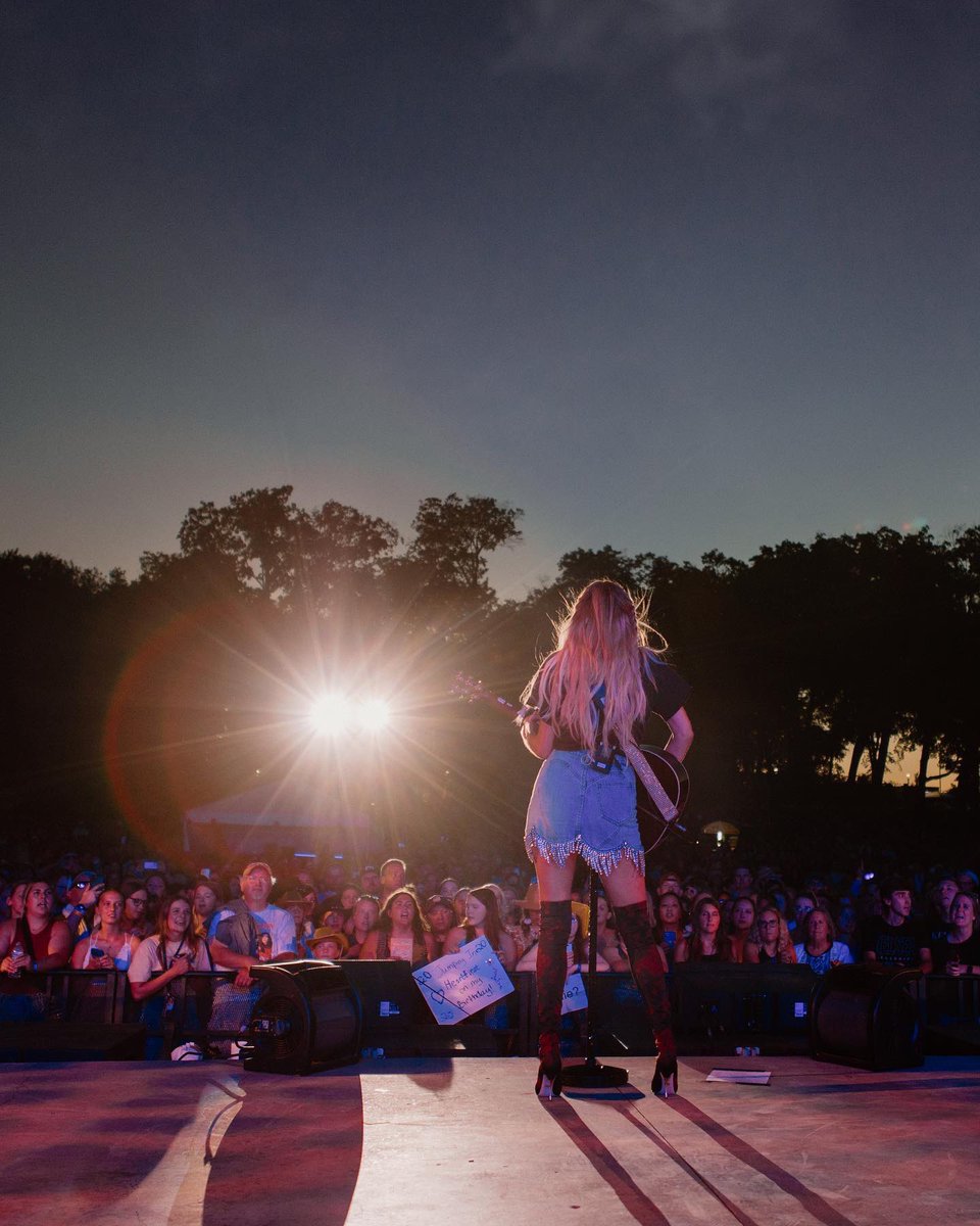 KelseaBallerini's tweet photo. last night in minnesota was soul food. up next montreal, musikfest, then TOUR!!! 🙌🏼

📸 @collettebadora https://t.co/v4vPteCZTD