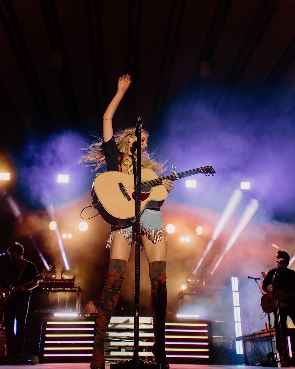 KelseaBallerini's tweet photo. last night in minnesota was soul food. up next montreal, musikfest, then TOUR!!! 🙌🏼

📸 @collettebadora https://t.co/v4vPteCZTD