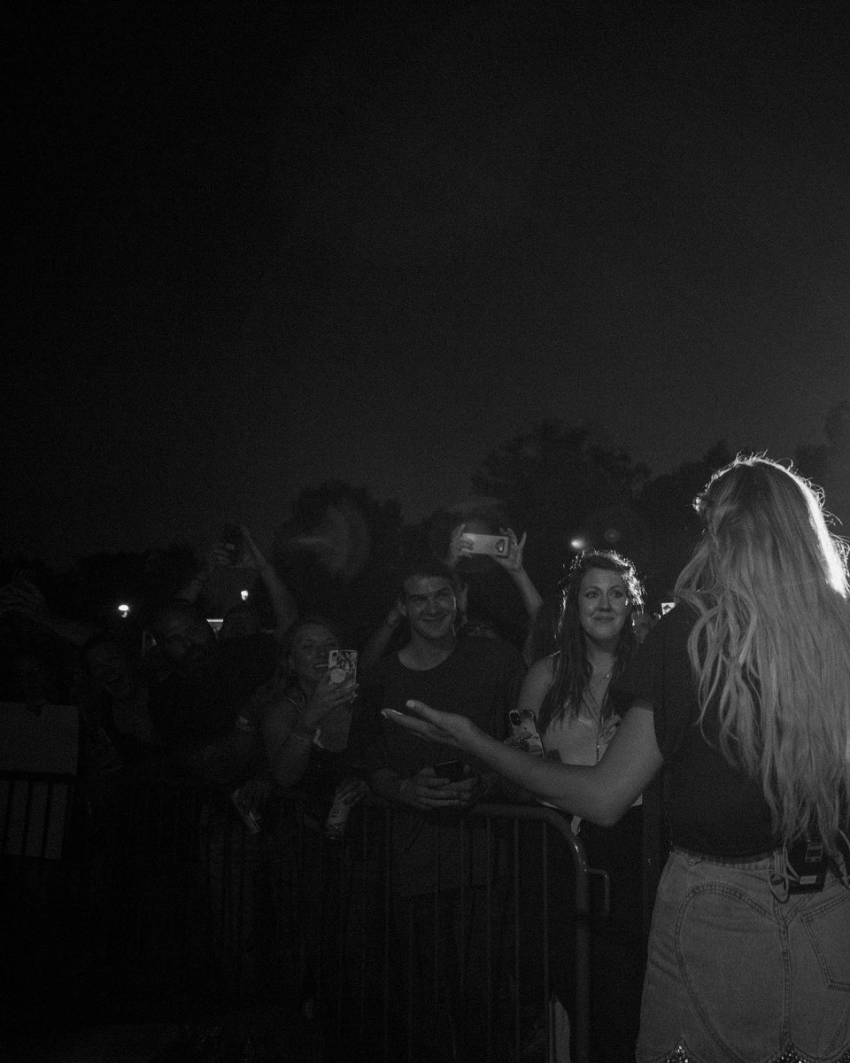 KelseaBallerini's tweet photo. last night in minnesota was soul food. up next montreal, musikfest, then TOUR!!! 🙌🏼

📸 @collettebadora https://t.co/v4vPteCZTD