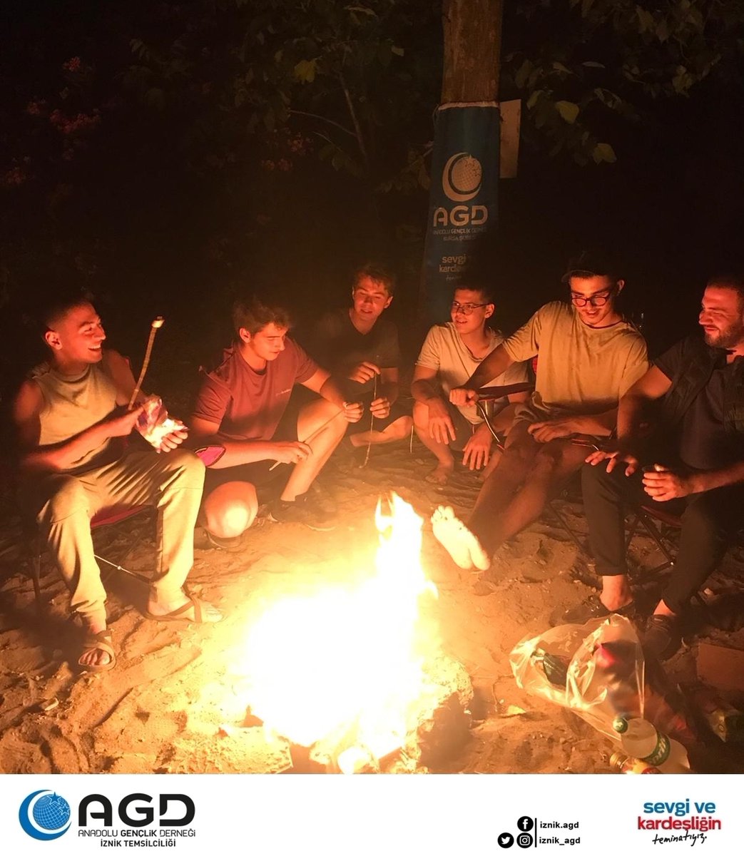 Kardeşlerimizle kamp ateşi başında buluştuk :)

Yüzümüzün devamlı güldüğü bir gelecek temennisiyle;
tüm gençler Anadolu Gençlik Derneğine!