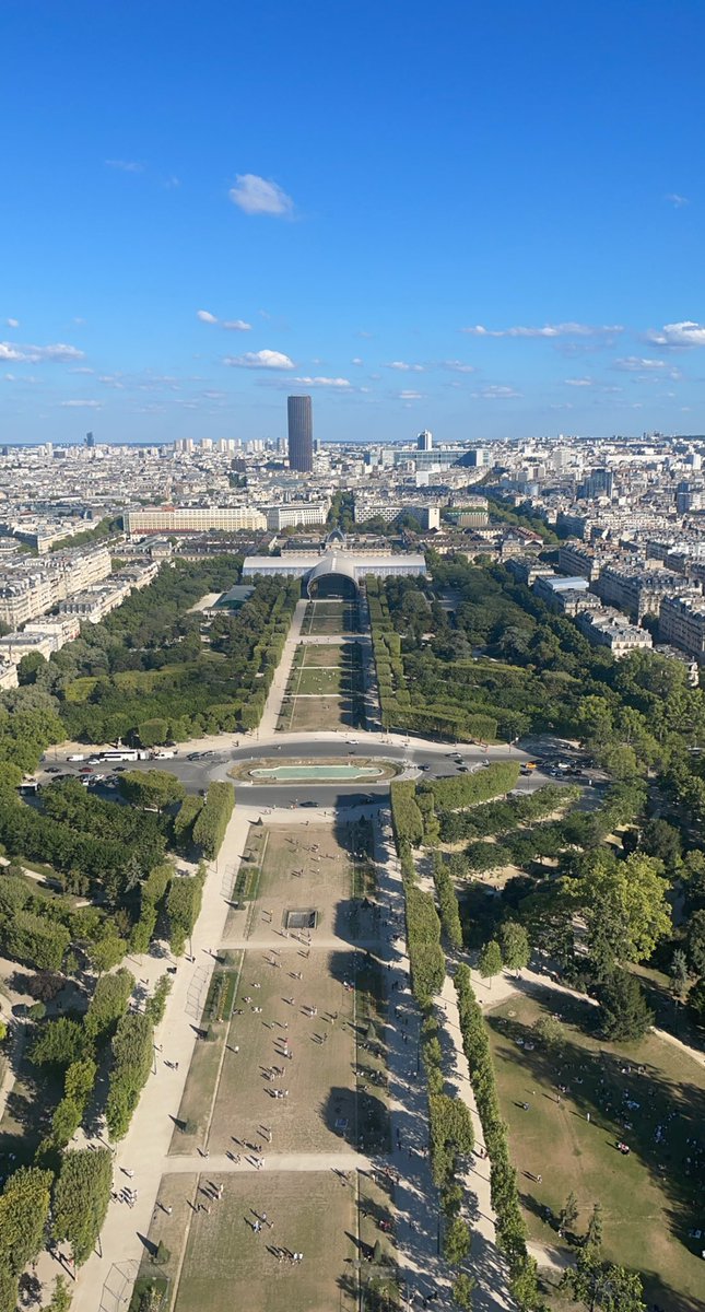DrShuaaAlnifie's tweet photo. Bonsoir depuis le sommet de la Tour Eiffel ☀️

#Hello_August
#Paris https://t.co/nLxuG2g5up