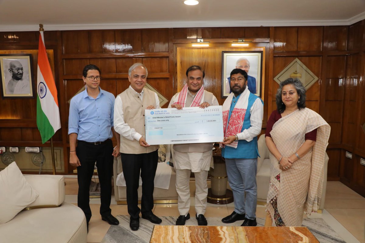 himantabiswa's tweet photo. Highly appreciate the generous contribution of ₹1 cr to CM Relief Fund from MD Shri Reep Hazarika on behalf of BCPL in presence of Hon Union MoS for Petroleum &amp; Natural Gas Shri @Rameswar_Teli.
Such acts of generosity will further strengthen our flood relief measures. Gratitude! https://t.co/jDTXv6ndta