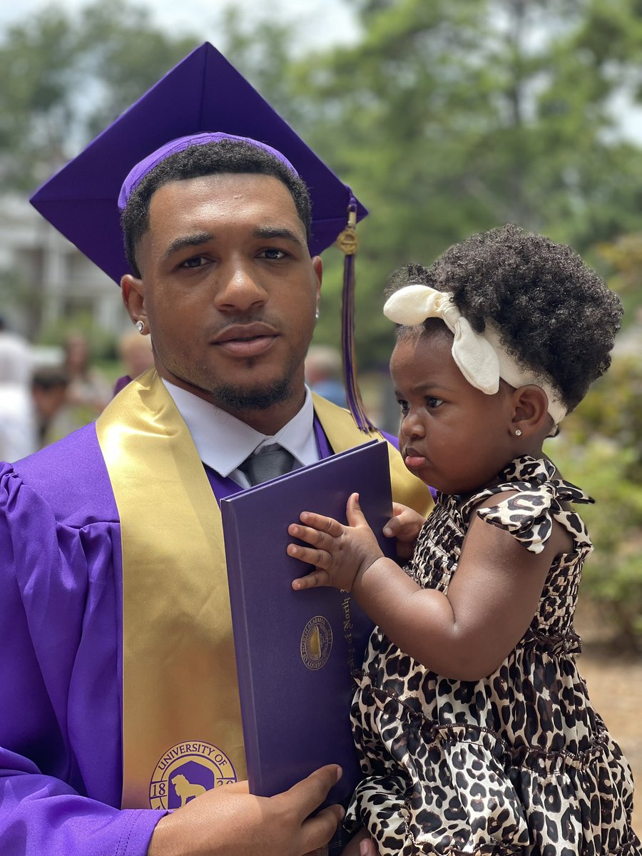 First person in my family to graduate college 🙇🏽‍♂️🎓 laying down a solid foundation for my daughter to stand on 💪🏽💙