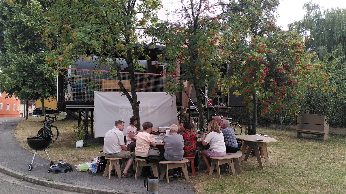 ChristianSoult's tweet photo. Im #CoWorkLand wird #ENGGER #GERENG der #WEURO2022 am mobilen #Coworkingspace gemeinsam mit dem Dorf geschaut. cc @coworkland #coviewing #weiltingen #popupcube https://t.co/K1HkmilMTO