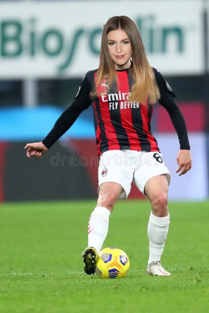 Stella Cox ha tenido para anotar pero se lo acaba de perder en un cara a cara contra la arquera rival, el Milanal de momento domina un poco más el partido aunque aún no logran convertir las ocasiones en gol. Gasspussyo sigue tranquilo con algunas indicaciones "hay que meterla"