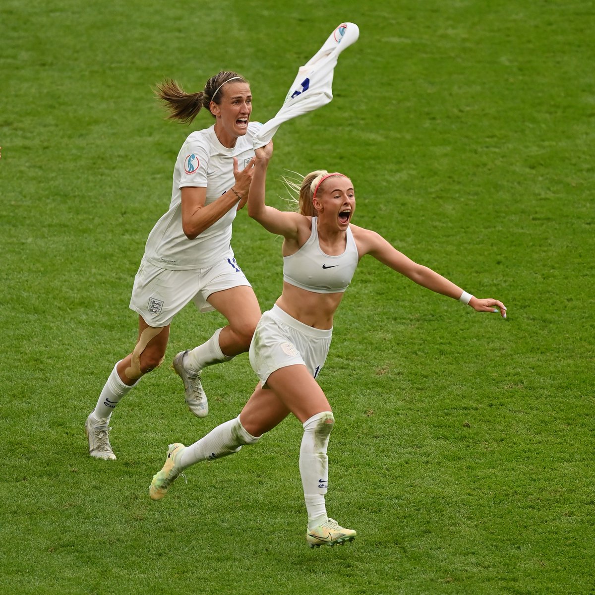 Sporf's tweet image. 𝘾𝙃𝙇𝙊𝙀 𝙆𝙀𝙇𝙇𝙔 𝙋𝙐𝙏𝙎 𝙀𝙉𝙂𝙇𝘼𝙉𝘿 𝙊𝙉 𝙏𝙃𝙀 𝘽𝙍𝙄𝙉𝙆! 🔥🙌🏴󠁧󠁢󠁥󠁮󠁧󠁿

#WEURO2022