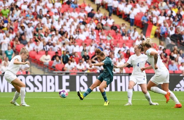Agora que eu vi que esse jogo é o maior publico da história da Eurocopa, considerando masculino e feminino. NO MÍNIMO LENDÁRIO. 
#EuroFemininaNaESPN