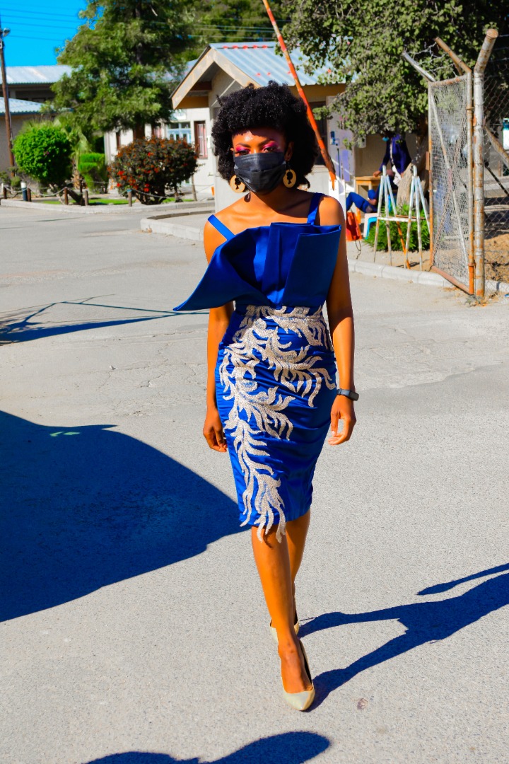 Memobanks's tweet photo. My home girl @PotsiMari does wonders. She always nails my outfit❤️❤️❤️. One of the many tailor made dresses from her, she reachable on 72218346 #Botswana 🇧🇼 https://t.co/n35FFkmaB9