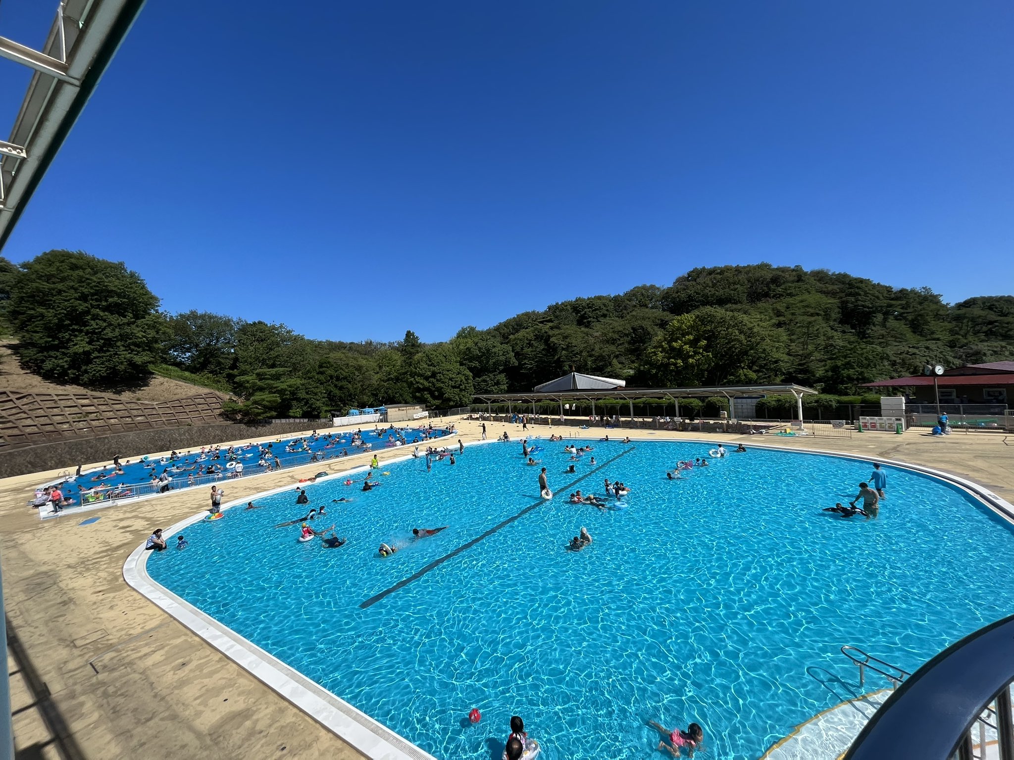 クラッシュ こどもの国のプール 凄く良かった 事前予約制でそこまで混雑 せず 水深30センチの所もあり 1歳未満くらいの子も楽しんでました スライダーは年齢制限なしで 親が子どもを抱っこすれば一緒に滑れました T Co Lz4bberjiu Twitter