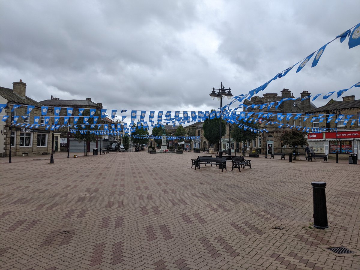sarahjolly1's tweet photo. Ossett looking amazing to mark #YorkshireDay and #MindenDay. Individual roses to commemorate those who fought and died with the King's Own Yorkshire Light Infantry #KOYLI . 
👏👏👏@OSSETT_OTTA https://t.co/aNosro254K