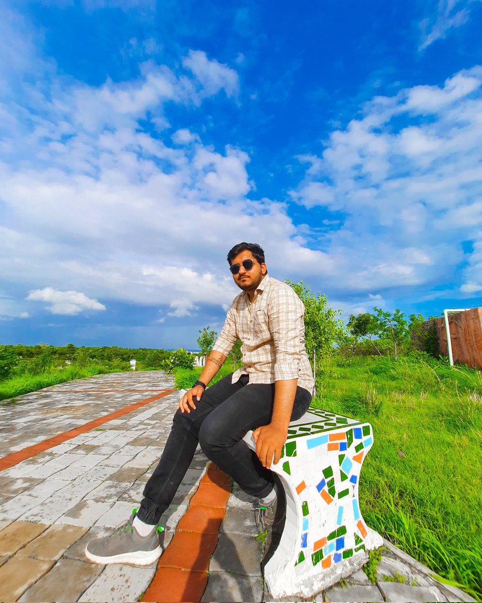 iamdarshans_28's tweet photo. ज़िन्दगी में हादसे होने भी ज़रूरी है
तभी सही रास्ते की पहचान होती है।💯
.
.
.
#darshansondagar #unity44 #sundayfunday #skyview #instamood #dahod #unity44 #gujju #likesharecomment #trending #skyphotography #style #model https://t.co/Wfsah94k66