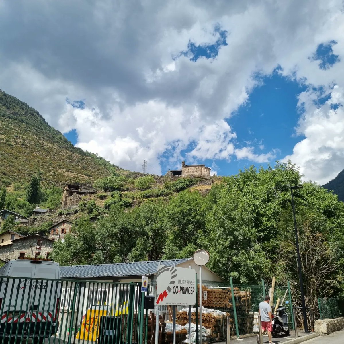 jecbosch14's tweet photo. #passejant #migdia #diumenge #esglesia #santromadelesbons #lesbons #encamp #andorra #andorrabloggers #calor 🥵😎 https://t.co/MQDew4WVFm