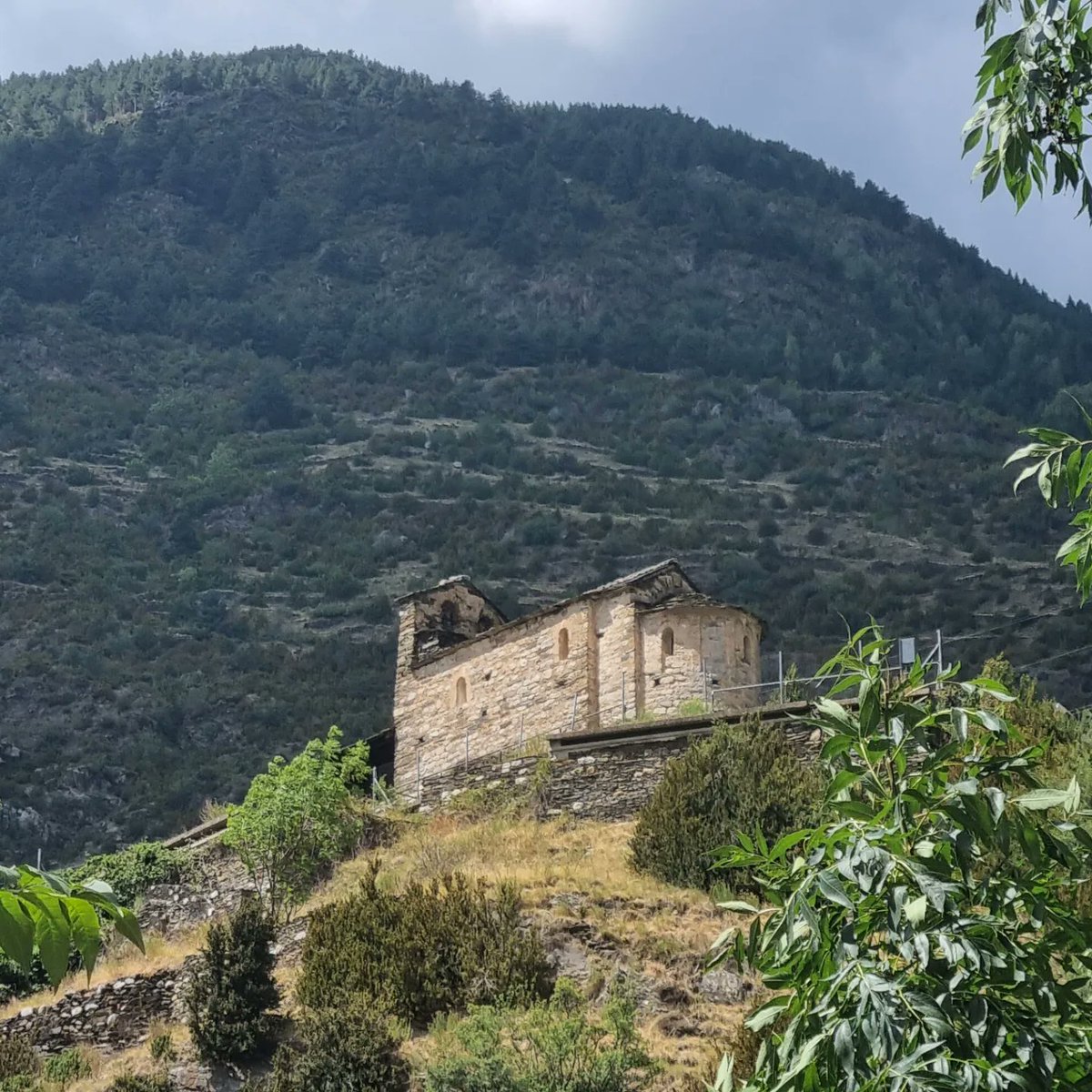 jecbosch14's tweet photo. #passejant #migdia #diumenge #esglesia #santromadelesbons #lesbons #encamp #andorra #andorrabloggers #calor 🥵😎 https://t.co/MQDew4WVFm