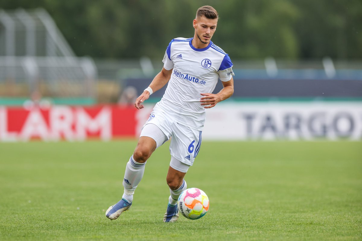 tomkrauss14's tweet photo. 1.Pflichtspiel für @s04✅
Nächste Runde im @DFB_Pokal ✅ 
Geiler Support von unseren Fans 🔵⚪️ https://t.co/ZP8yaixA8A